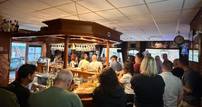 Volle bar op zaterdagavond