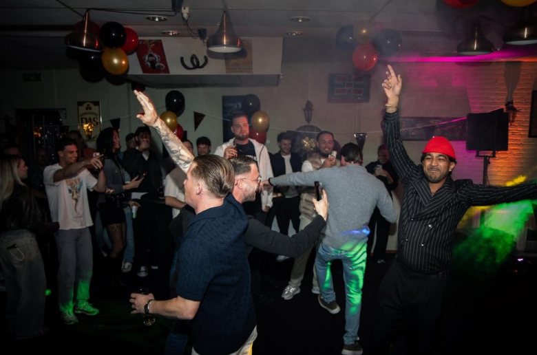 Feest in de zaal met licht en ballonnen
