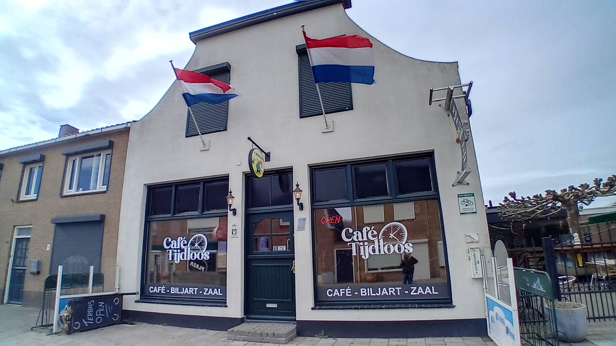 De gevel aan de Molenstraat met de vlaggen uit